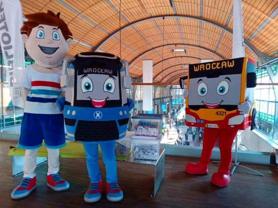 Przebranie za niebieski tramwaj pozuje do wspólnego ze strojem reklamowym w postaci chłopca oraz kostiumem reklamowym w formie autobusu. Wszystkie trzy maskotki, wedle projektu i realizacji firmy Elabika realizują cele marketingowe MPK Wrocław